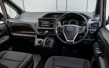 Toyota Voxy III, 2017 год, 1 750 000 рублей, 6 фотография