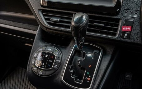 Toyota Voxy III, 2017 год, 1 750 000 рублей, 14 фотография