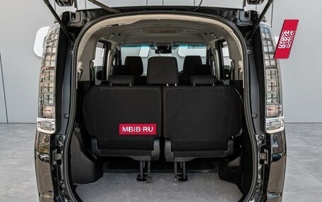 Toyota Voxy III, 2017 год, 1 750 000 рублей, 22 фотография