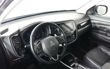 Mitsubishi Outlander III рестайлинг 3, 2017 год, 2 247 000 рублей, 9 фотография