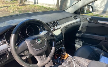 Skoda Superb III рестайлинг, 2013 год, 900 000 рублей, 10 фотография