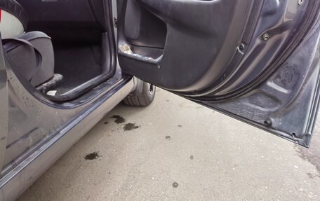 Toyota Avensis III рестайлинг, 2002 год, 350 000 рублей, 15 фотография