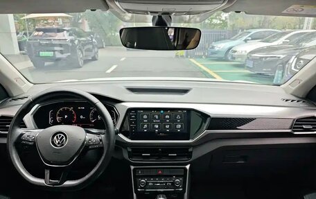 Volkswagen T-Cross I, 2023 год, 1 830 000 рублей, 9 фотография