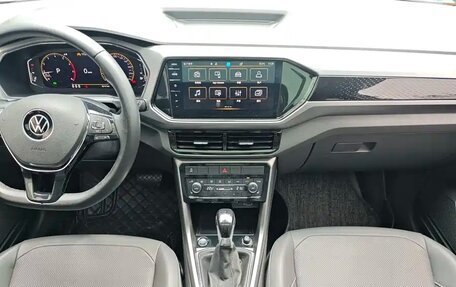 Volkswagen T-Cross I, 2023 год, 1 830 000 рублей, 11 фотография