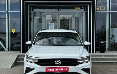 Volkswagen Tiguan II, 2021 год, 3 099 000 рублей, 2 фотография