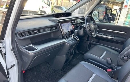 Honda Stepwgn IV, 2022 год, 1 995 000 рублей, 12 фотография