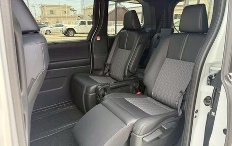 Toyota Noah, 2024 год, 3 290 000 рублей, 18 фотография