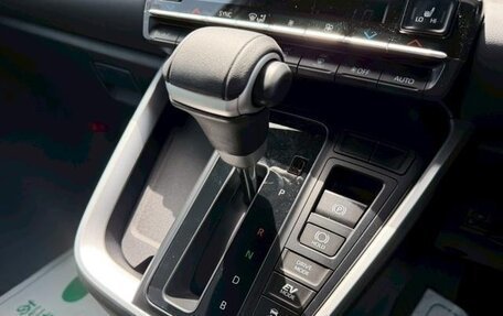 Toyota Noah, 2024 год, 3 290 000 рублей, 30 фотография
