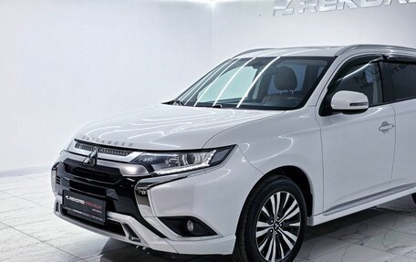 Mitsubishi Outlander III рестайлинг 3, 2022 год, 2 475 000 рублей, 2 фотография