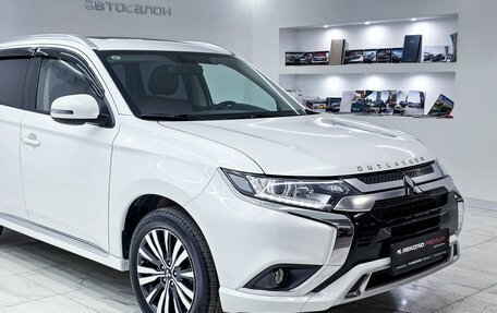 Mitsubishi Outlander III рестайлинг 3, 2022 год, 2 475 000 рублей, 6 фотография