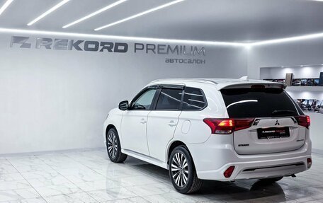 Mitsubishi Outlander III рестайлинг 3, 2022 год, 2 475 000 рублей, 30 фотография