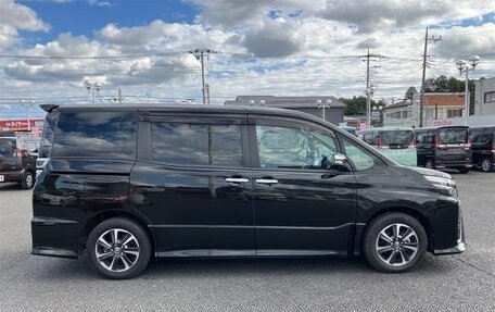 Toyota Voxy III, 2021 год, 2 270 000 рублей, 9 фотография