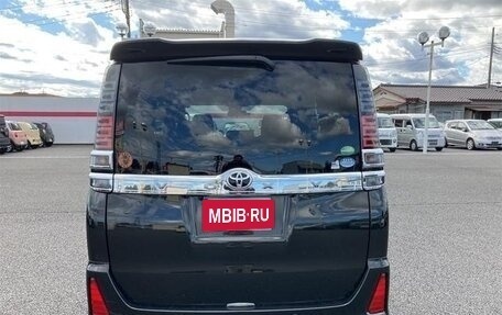 Toyota Voxy III, 2021 год, 2 270 000 рублей, 6 фотография