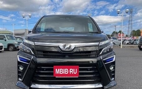 Toyota Voxy III, 2021 год, 2 270 000 рублей, 2 фотография