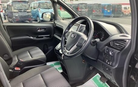 Toyota Voxy III, 2021 год, 2 270 000 рублей, 16 фотография