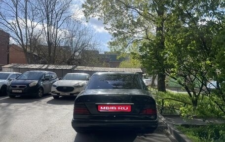 Mercedes-Benz E-Класс, 1995 год, 590 000 рублей, 1 фотография