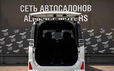 Toyota Voxy III, 2018 год, 2 365 000 рублей, 7 фотография