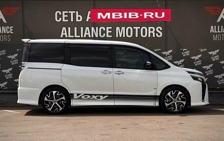 Toyota Voxy III, 2018 год, 2 365 000 рублей, 9 фотография