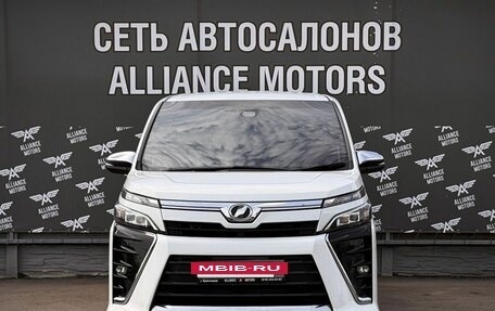 Toyota Voxy III, 2018 год, 2 365 000 рублей, 2 фотография