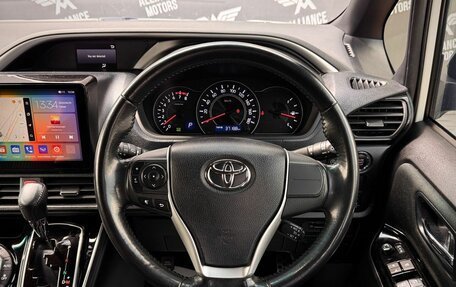 Toyota Voxy III, 2018 год, 2 365 000 рублей, 15 фотография