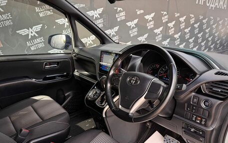 Toyota Voxy III, 2018 год, 2 365 000 рублей, 10 фотография