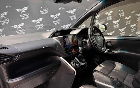 Toyota Voxy III, 2018 год, 2 365 000 рублей, 23 фотография