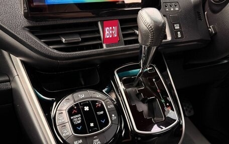 Toyota Voxy III, 2018 год, 2 365 000 рублей, 21 фотография