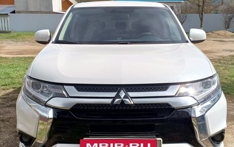 Mitsubishi Outlander III рестайлинг 3, 2022 год, 3 200 000 рублей, 2 фотография