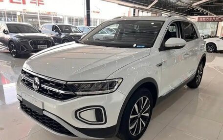 Volkswagen T-Roc I, 2023 год, 1 930 000 рублей, 2 фотография