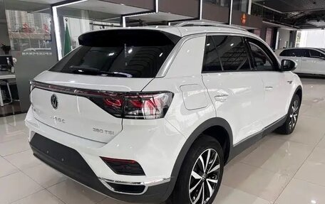 Volkswagen T-Roc I, 2023 год, 1 930 000 рублей, 3 фотография
