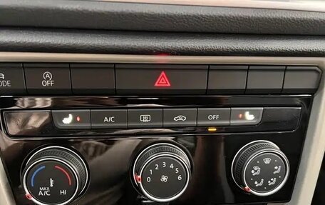 Volkswagen T-Roc I, 2023 год, 1 930 000 рублей, 6 фотография