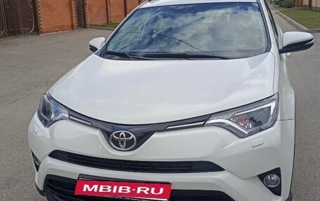 Toyota RAV4, 2017 год, 2 320 000 рублей, 2 фотография