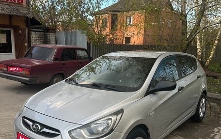 Hyundai Solaris II рестайлинг, 2011 год, 730 000 рублей, 1 фотография