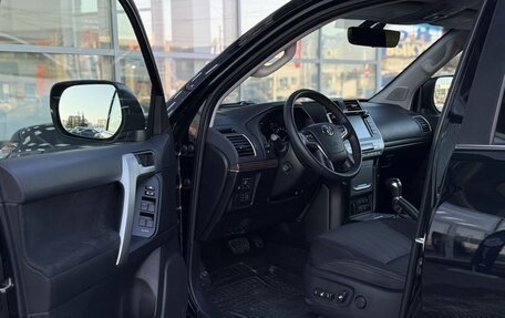 Toyota Land Cruiser Prado 150 рестайлинг 2, 2017 год, 5 300 000 рублей, 28 фотография