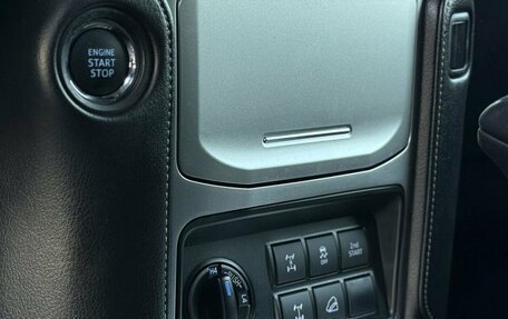 Toyota Land Cruiser Prado 150 рестайлинг 2, 2017 год, 5 300 000 рублей, 37 фотография