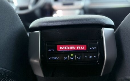 Toyota Land Cruiser Prado 150 рестайлинг 2, 2017 год, 5 300 000 рублей, 32 фотография