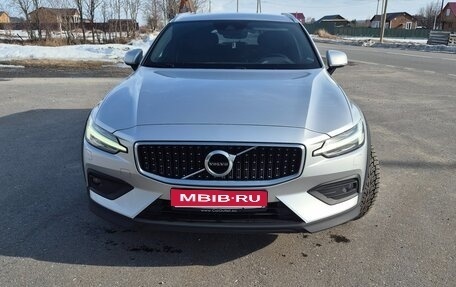 Volvo V60 Cross Country II, 2019 год, 3 500 000 рублей, 1 фотография