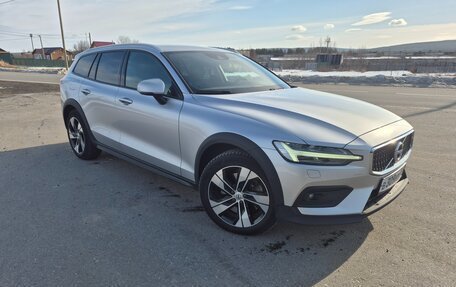 Volvo V60 Cross Country II, 2019 год, 3 500 000 рублей, 2 фотография