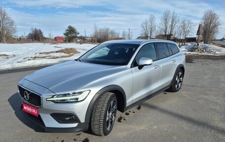 Volvo V60 Cross Country II, 2019 год, 3 500 000 рублей, 3 фотография