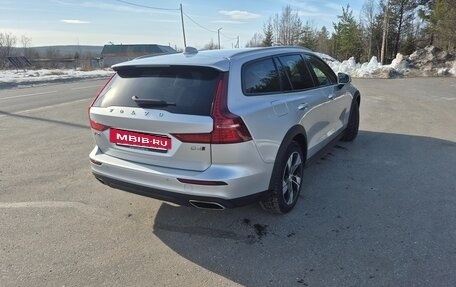 Volvo V60 Cross Country II, 2019 год, 3 500 000 рублей, 5 фотография