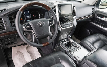 Toyota Land Cruiser 200, 2018 год, 5 999 000 рублей, 9 фотография