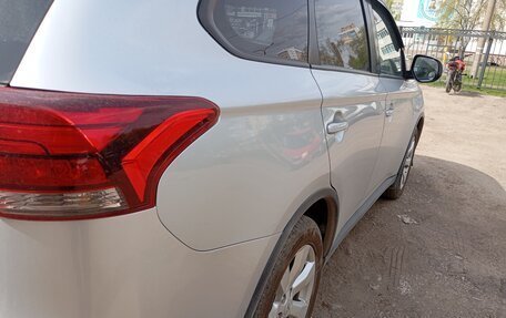 Mitsubishi Outlander III рестайлинг 3, 2014 год, 1 660 000 рублей, 16 фотография