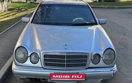 Mercedes-Benz E-Класс, 1997 год, 400 000 рублей, 1 фотография