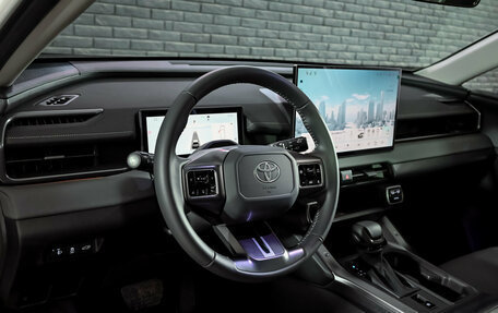 Toyota RAV4, 2025 год, 4 640 000 рублей, 12 фотография