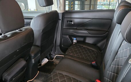 Mitsubishi Outlander III рестайлинг 3, 2022 год, 2 600 000 рублей, 5 фотография