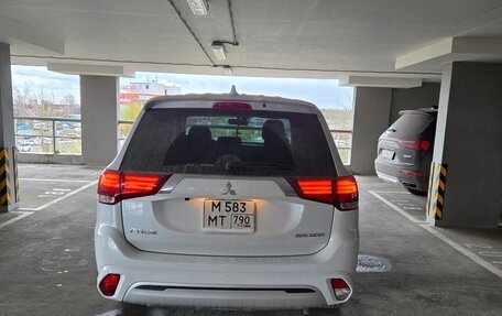 Mitsubishi Outlander III рестайлинг 3, 2022 год, 2 600 000 рублей, 3 фотография