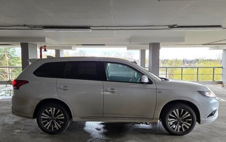 Mitsubishi Outlander III рестайлинг 3, 2022 год, 2 600 000 рублей, 2 фотография