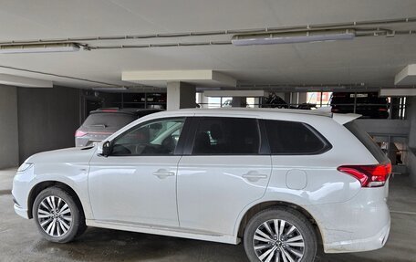 Mitsubishi Outlander III рестайлинг 3, 2022 год, 2 600 000 рублей, 4 фотография