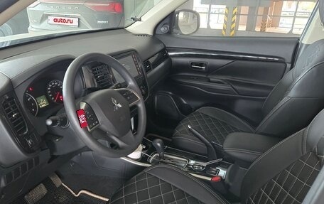 Mitsubishi Outlander III рестайлинг 3, 2022 год, 2 600 000 рублей, 6 фотография