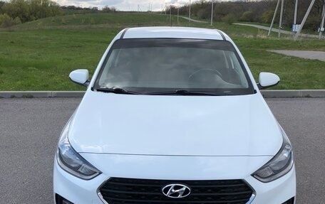 Hyundai Solaris II рестайлинг, 2017 год, 1 350 000 рублей, 1 фотография